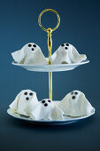 Gruselige, weiße Halloween-Geister aus Butter und Zucker