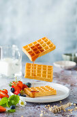 Schwebende Waffeln mit Rhabarbersauce