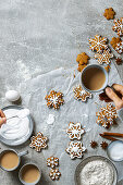 Lebkuchen-Schneeflocken-Kekse mit Zuckerguss verzieren