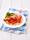 Gebratene Hähnchenschenkel mit Spaghetti und Tomatensauce