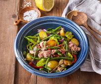 Warm potato salad with tuna and green beans