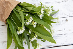 Ein Strauß Bärlauch mit Blumen