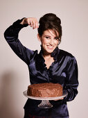 Model with chocolate cake