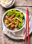Asian beef steak strips from the wok with broccoli and cashew nuts