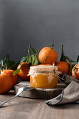 Mandarinen-Marmelade in Gläsern