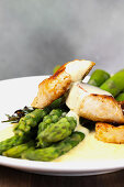 Green asparagus with chicken and hollandaise sauce