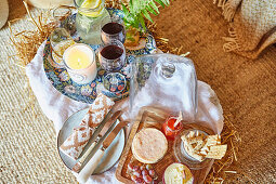 Rustikales Frühstück mit Deko-Kerze und Snacks auf Heuboden