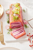 Lachs-Frischkäse-Terrine mit Rote Bete und Meerrettich