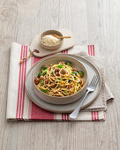 Spaghetti Carbonara mit Rosenkohl und Salsiccia-Fleischbällchen