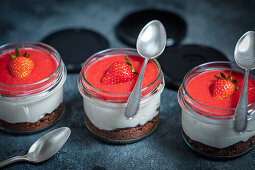 No-bake cheesecake with strawberry mousse