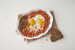 Baked eggs with spiced chickpeas served with dark bread