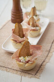 Shortcrust pastry basket with robiola and raw ham