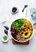 Vegane Bowl mit Rote-Bete, Avocado und Quinoa