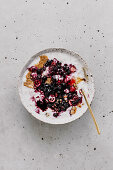 Blaubeer-Cranberry-Porridge mit Honig und Erdnussbutter