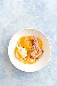 Zitronencreme-Donut-Pudding mit Vanilleeis