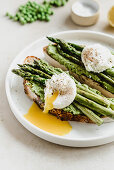 Bread with pea cream, green asparagus and poached egg