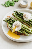 Brot mit Erbsencreme, grünem Spargel und pochiertem Ei