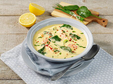Zitronige Lachs-Kartoffel-Suppe mit Spinat