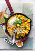 Vegane Nudel-Curry-Pfanne mit Gemüse