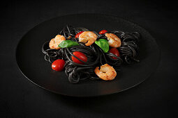 Black squid noodles with prawns and tomatoes