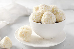 Coconut Ladoo - indisches Konfekt aus Kokosraspeln, Kondensmilch und Gewürzen