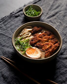 Ramen mit Chicken Katsu, Nudeln und Ei