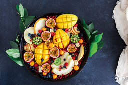 Bunte Obstplatte mit Mango, Passionsfrucht, Kiwi und Beeren
