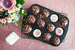 Chocolate muffins with little sugar hearts