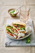 Gyros-Sandwich mit Schweinebraten und Tzatziki