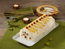 Weihnachtliche Baiser-Roulade mit Karamellnüssen