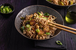 Asia-Nudel-Rosenkohl-Pfanne mit Cashews und Frühlingszwiebeln