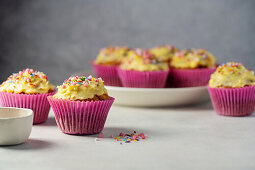 Cupcakes mit Buttercreme und Zuckerstreuseln