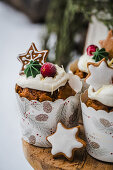 Cupcakes with mascarpone cream, cranberries and gingerbread cookies