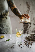 Espresso-Tonic mit Limetten und Eiswürfeln