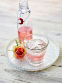 Hausgemachte Rosenlimonade