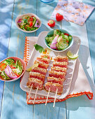 Tataki-Lachsspieße vom Grill mit Gurkensalat