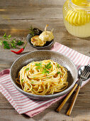 Spaghetti mit Ofenknoblauch, Zitrone und Peperoni