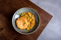 Aloo Kachori - indisches Fladenbrot mit Gemüsesauce