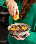 Zwiebelsuppe mit Cheddar-Bites und Knoblauch