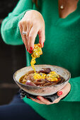 Zwiebelsuppe mit Cheddar-Bites und Knoblauch