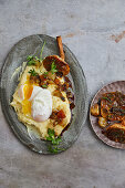 Karamellisierter Knoblauch mit Parmesan-Püree und pochiertem Ei