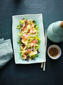 Loup de Mer-Sashimi-Salat mit Rettich dazu Dressing aus Chili, Sojasaue und Sesamöl