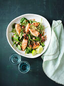 Babyspinat-Salat mit Calamaretti und Sesam-Knoblauch-Chili-Sauce