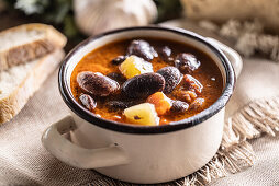 Traditionelle Bohnensuppe mit großen Bohnen, Rauchfleisch, Kartoffeln und Möhren