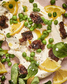 Feldsalat mit Erbsen, Ricotta, karamellisierten Datteln und Zitrone