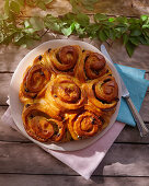 Yeast bun cake with sultanas