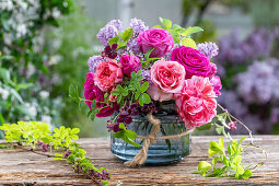 Blumengesteck aus Flieder (Syringa Vulgaris), Rose (Rosa) 'Fräulein Maria', Rose Chippendale, Akebie (Akebia)