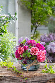 Blumengesteck aus Flieder (Syringa Vulgaris), Rose (Rosa) 'Fräulein Maria', Rose Chippendale, Akebie (Akebia)