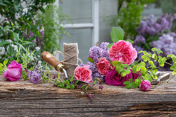 Blumenstrauss binden aus Flieder (Syringa Vulgaris), Rose (Rosa) 'Fräulein Maria', Rose Chippendale, Akebie (Akebia)