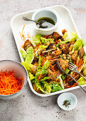 Salat mit würzigen Hähnchenstreifen